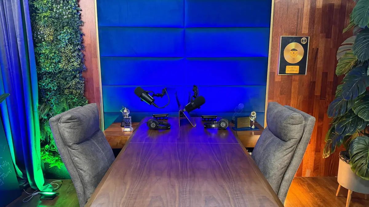 Context Podcast Studio – Masa de podcast