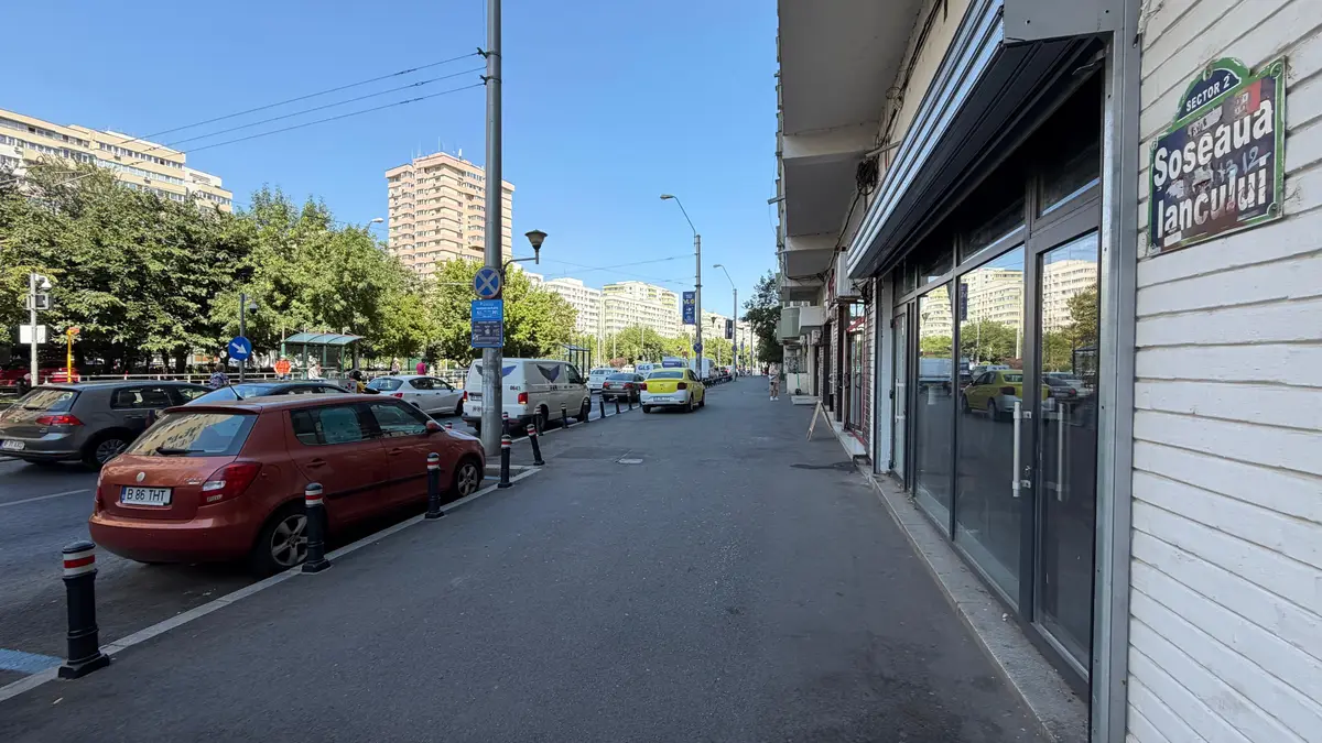 Context Podcast Studio – Parcare în față