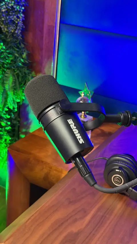 Context Podcast Studio București – Căști & monitorizare